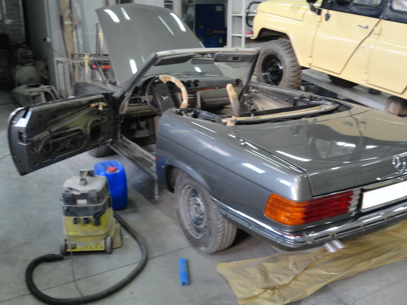 Mercedes W107 36